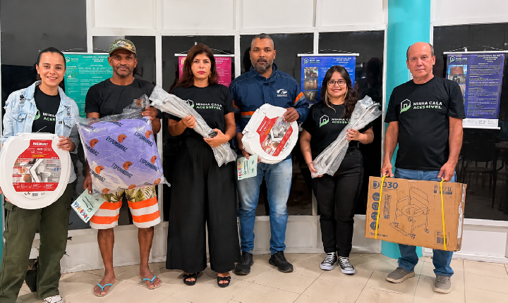 Associação entrega kits de acessibilidade e atua na prevenção de acidentes domésticos em Coronel Fabriciano